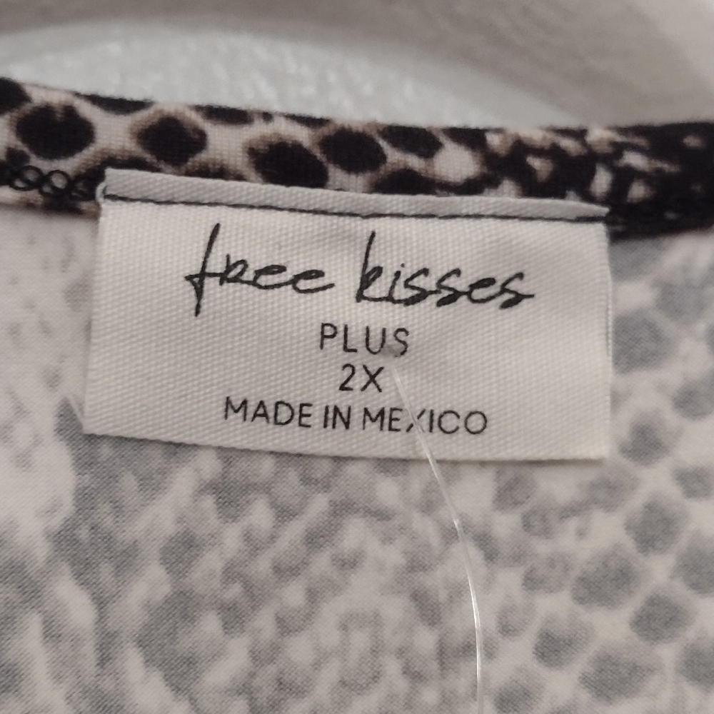 Free Kisses Plus Women's blouse. - Picture 3 of 4